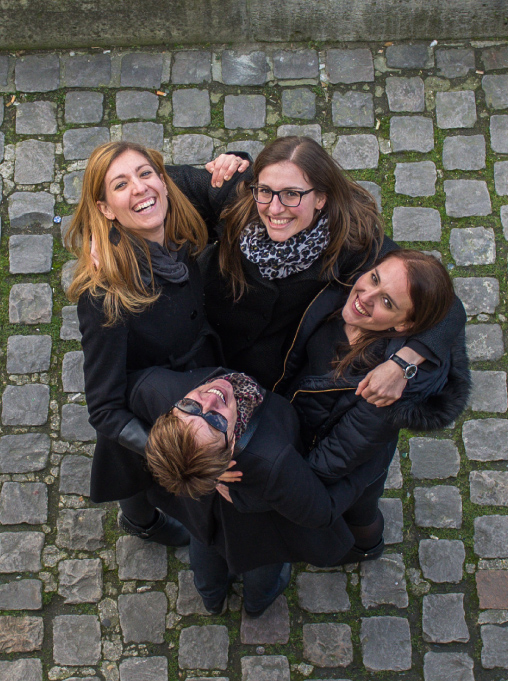 Séance famille, la mère et ses 3 filles, photo extérieure, Notre Dame, Paris